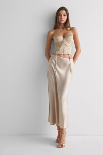 Anna Merrywidow con fiori in seta