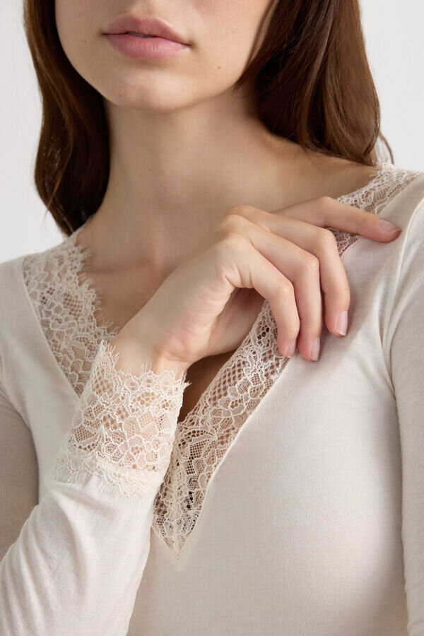 Camicia a maniche lunghe in cashmere ultraleggero con pizzo Camicia a maniche lunghe in cashmere ultraleggero con pizzo