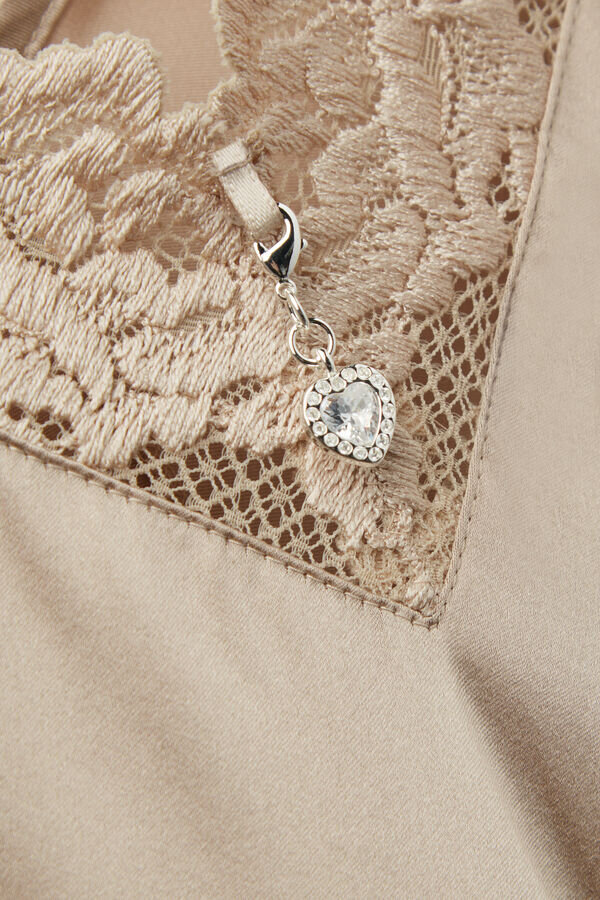 Camicia da notte in seta e pizzo con fiori di seta Camicia da notte in seta e pizzo con fiori di seta