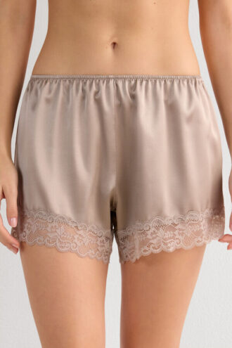 Shorts in seta con bordi in pizzo