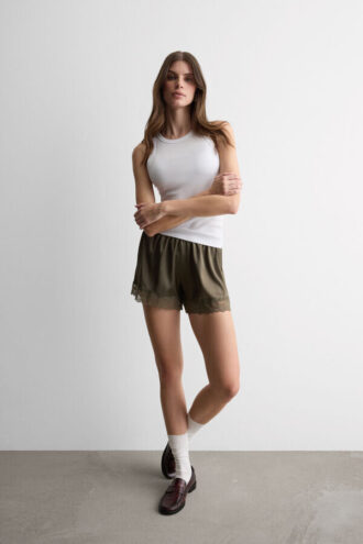 Shorts in seta con bordi in pizzo