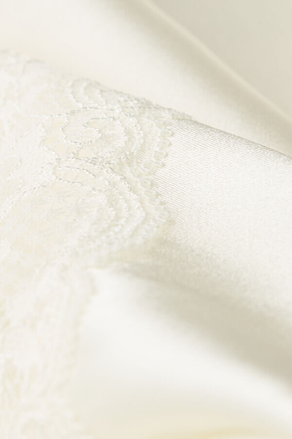 Shorts in seta con bordi in pizzo Shorts in seta con bordi in pizzo