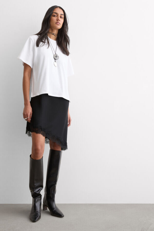 Slip asimmetrico in raso di viscosa con pizzo Slip asimmetrico in raso di viscosa con pizzo