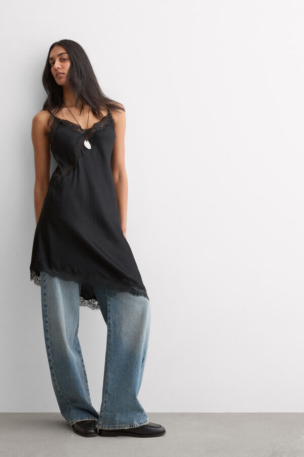 Slip asimmetrico in raso di viscosa con pizzo Slip asimmetrico in raso di viscosa con pizzo