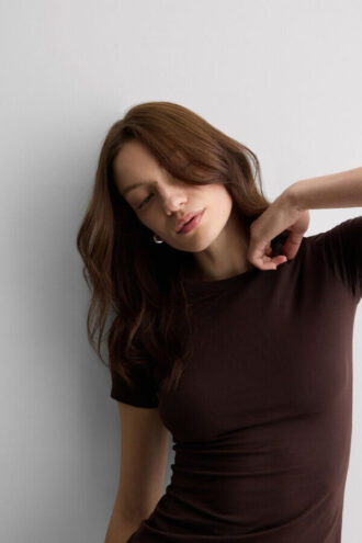 Top a maniche corte in cotone elasticizzato di alta qualità