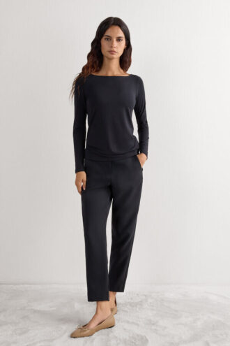 Top a maniche lunghe con scollo a barchetta in micromodal