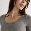 Top a maniche lunghe con scollo rotondo in modal ultraleggero e cashmere