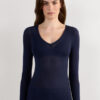 Top con scollo a V in modal ultraleggero con cashmere Top con scollo a V in modal ultraleggero con cashmere