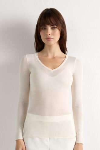 Top con scollo a V in modal ultraleggero con cashmere Top con scollo a V in modal ultraleggero con cashmere