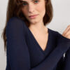 Top con scollo a V in modal ultraleggero con cashmere Top con scollo a V in modal ultraleggero con cashmere