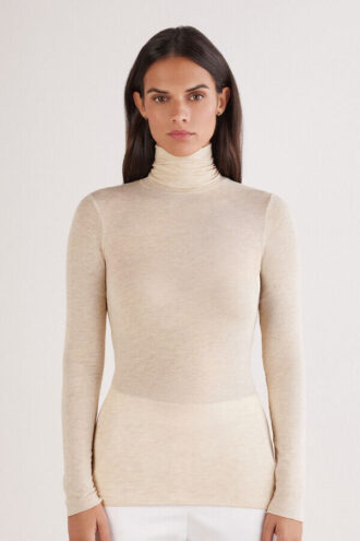 Top ultraleggero con collo alto in modal e cashmere