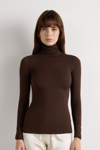 Top ultraleggero con collo alto in modal e cashmere