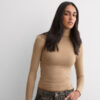 Top ultraleggero con collo alto in modal e cashmere
