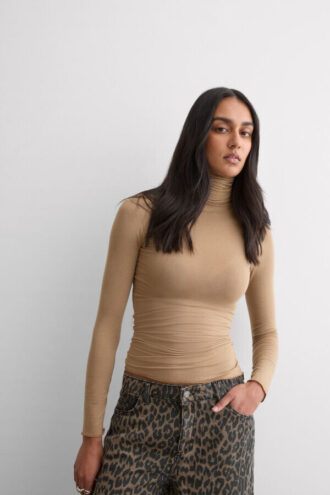 Top ultraleggero con collo alto in modal e cashmere