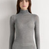 Top ultraleggero con collo alto in modal e cashmere