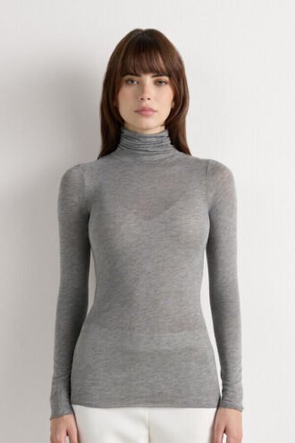 Top ultraleggero con collo alto in modal e cashmere