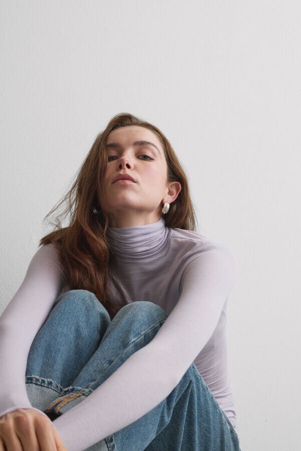 Top ultraleggero con collo alto in modal e cashmere Top ultraleggero con collo alto in modal e cashmere