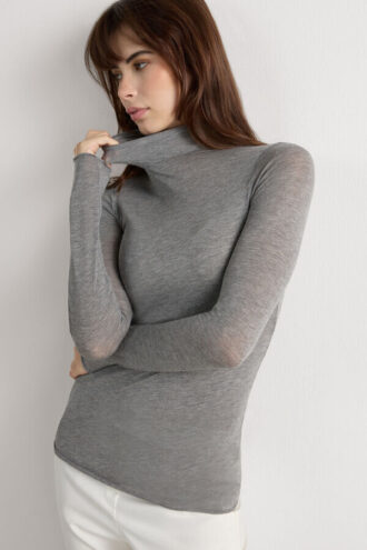 Top ultraleggero con collo alto in modal e cashmere
