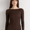 Top ultraleggero in modal e cashmere con scollo a barchetta Top ultraleggero in modal e cashmere con scollo a barchetta