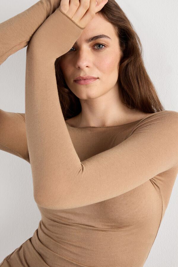 Top ultraleggero in modal e cashmere con scollo a barchetta Top ultraleggero in modal e cashmere con scollo a barchetta