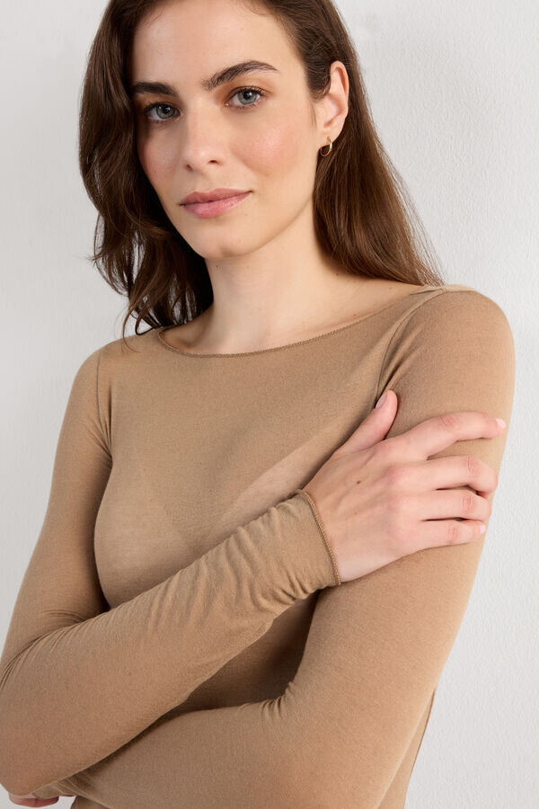 Top ultraleggero in modal e cashmere con scollo a barchetta Top ultraleggero in modal e cashmere con scollo a barchetta